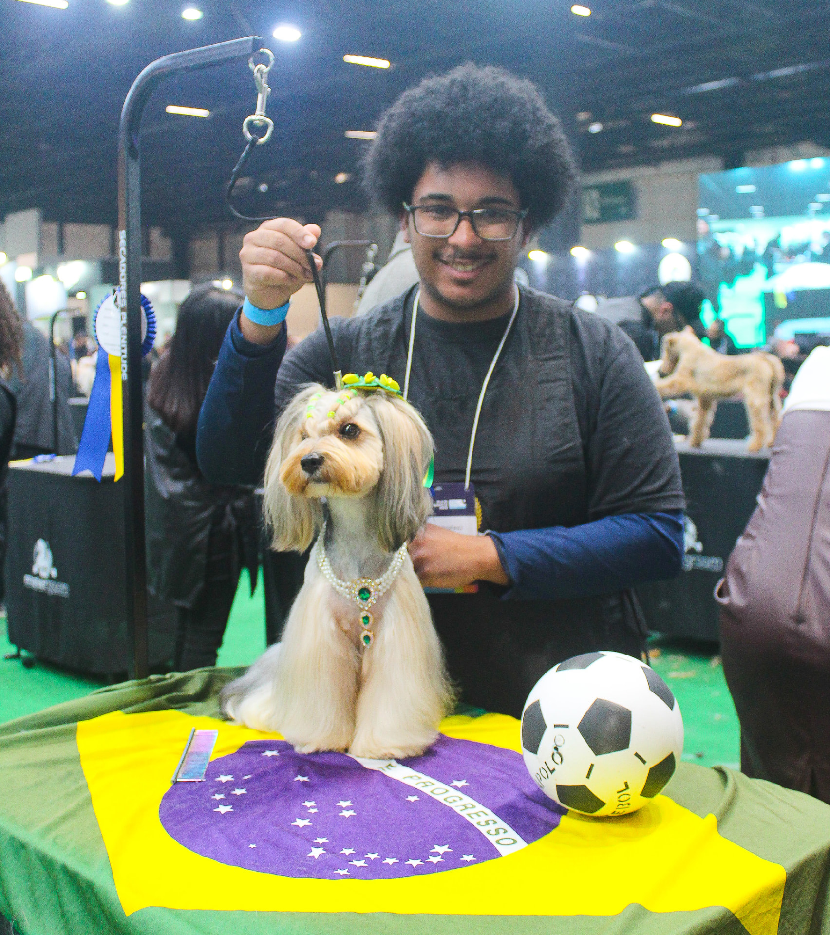 Roger com um pet tosado em competição de grooming